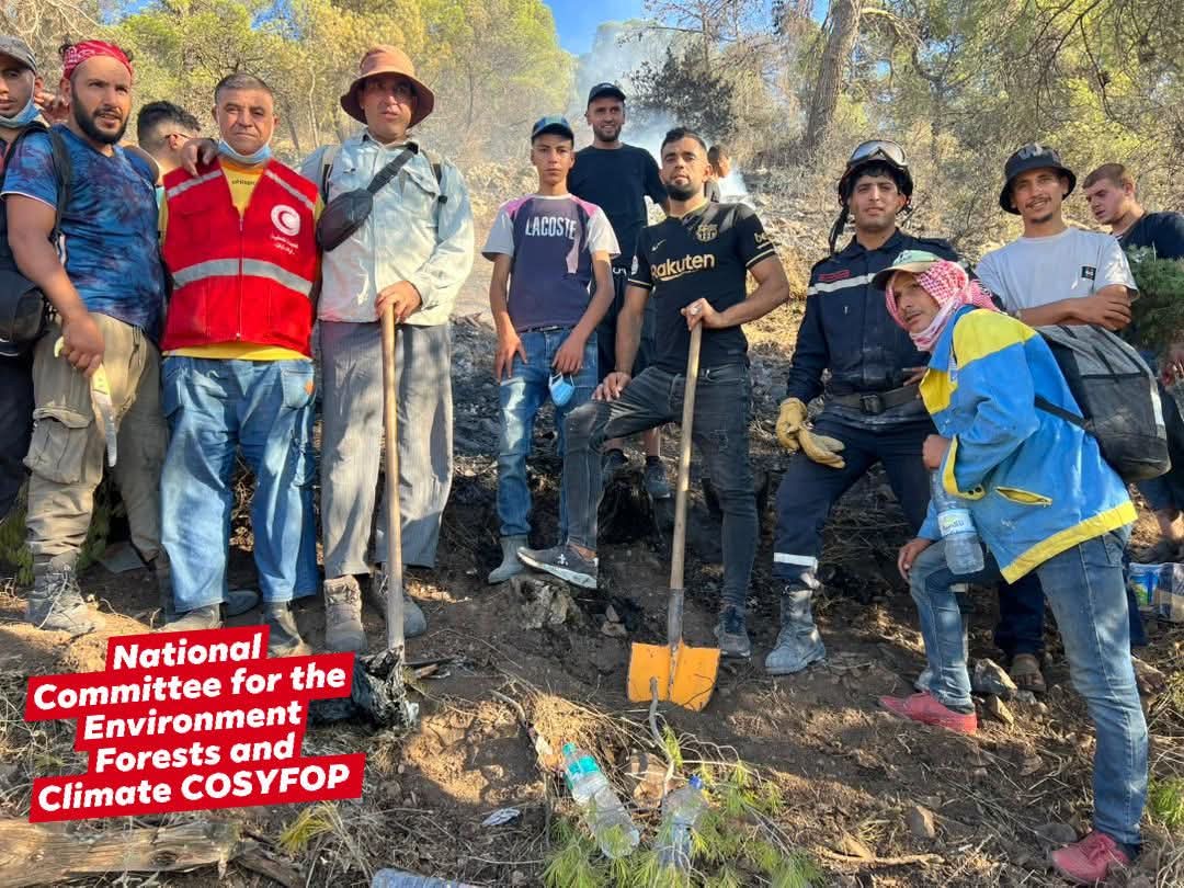 فرق اللجنة الوطنية لحماية البيئة والغابات التابعة لـCOSYFOP في صورة جماعية بعد إخماد حريق غابة بولاية جيجل